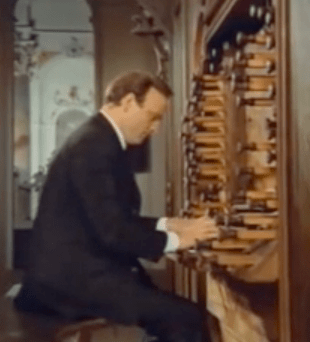 Organist Karl Richter an der Dreifaltigkeits-Orgel in der Basilika Ottobeuren