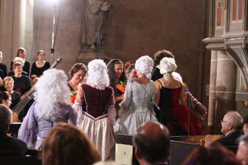 Junge französische Barockdamen, verkleidet als Französinnen begleiteten uns durch den Eröffnungsabend, die Eingangsbegrüßung der Besucher erfolgte auf französich...