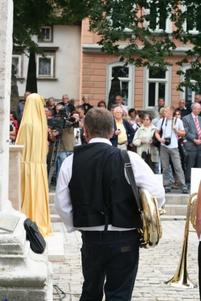 Das neue Bachdenkmal vor der Enthüllung