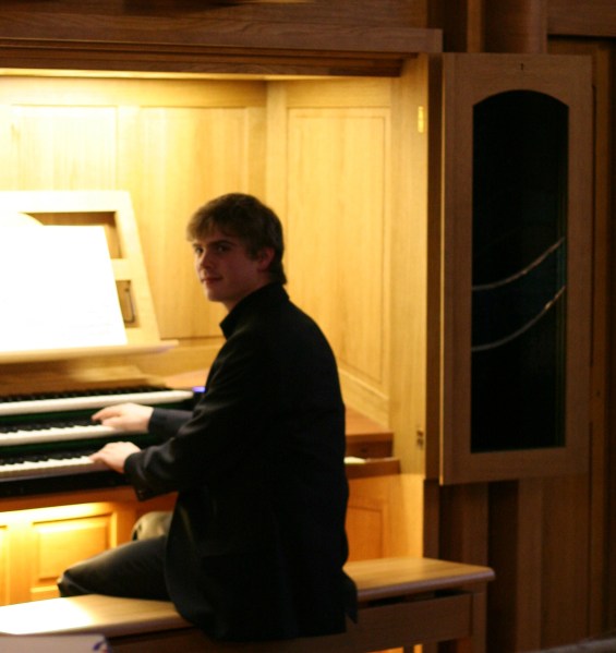 Organist Alexander Töpper an der Paschen-Orgel, Detmold