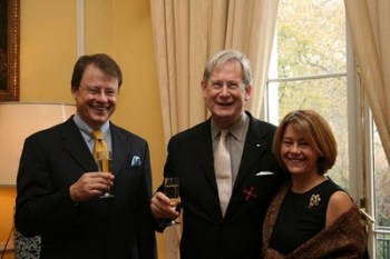 Foto: Verleihung des Bundesverdienstkreuzes 1. Klasse durch den Botschafter in London an Sir John Eliot Gardiner!