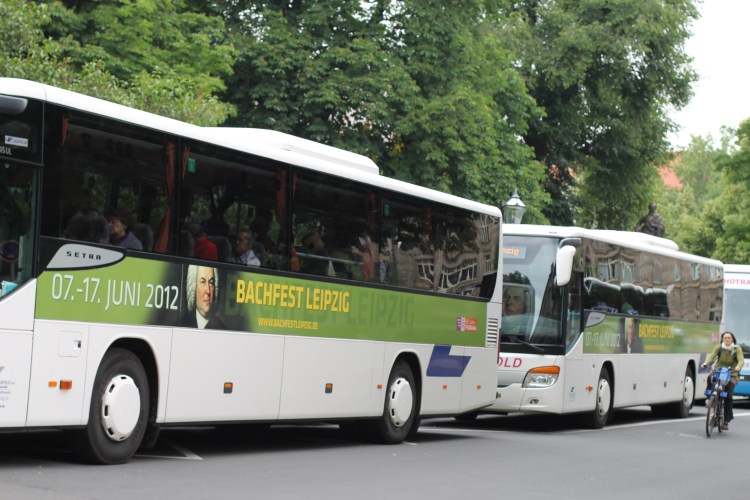 Busse vor der Thomaskirche zum Bachfest 2012