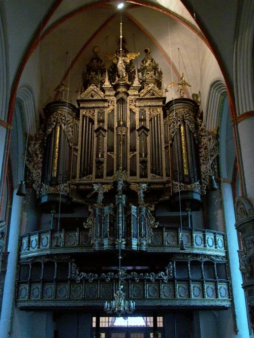 1551-53 Bau der großen Brabant-Renaissance-Orgel durch Hendrik Niehoff in Hertogenbosch 1652 Überholung und Vergrößerung der Orgel durch Friedrich Stellwagen aus Lübeck 1712-15 Umbau und Erweiterung durch Matthias Dropa 1852 Umbau durch Eduard Meyer 1922