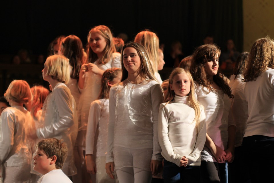 Freude und entspannte Gesichter zu erkennen vom Mädchenchor beim wohlverdienten Schlussapplaus