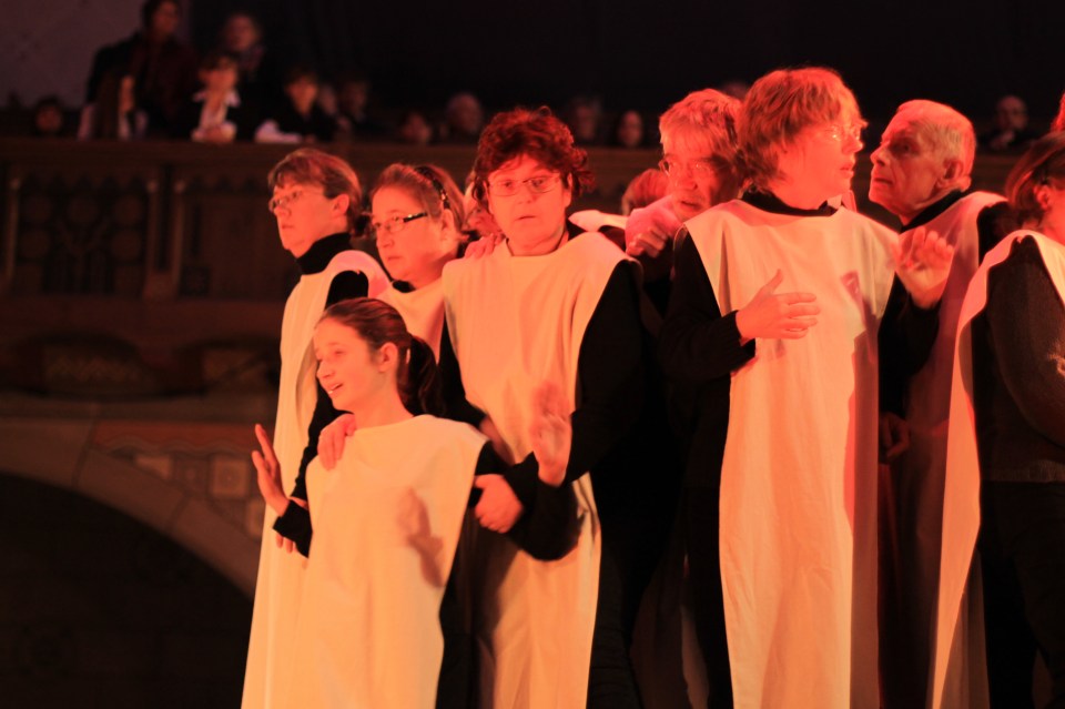 Szene Kirchen- und Mädchenchor in der Weihnachtsoper Herrenhäuser Kirche