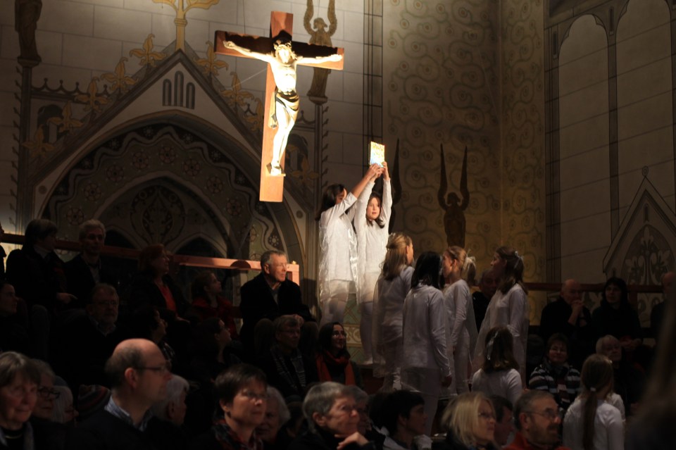 Szene mit der Heiligen Schrift am Kreuz