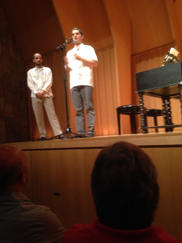 Eröffnungsrede vom Leiter BMZ (Bach Zum Mitsingen) Pau Jorquera. Rechts im Foto