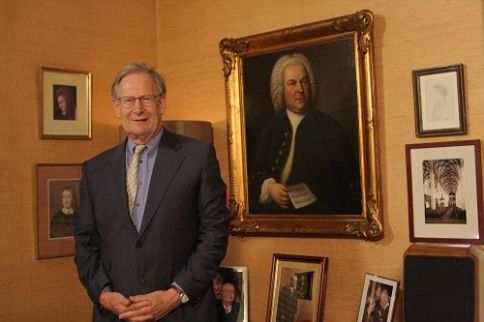 Sir J. E. Gardiner vor dem Haußmann-Gemälde von J. S. Bach das nach Leipzig zurückkehrt !