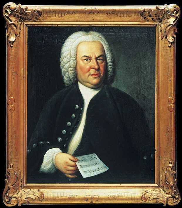 J. S. Bach im Alter von etwa 60 Jahren mit Notenblatt in der Hand. Der Maler Elias Gottlob Haußmann schuf es 1748. Es handelt sich vermutlich um das einzige Bach-Porträt, das zu Lebzeiten des Komponisten entstand. Alle späteren Darstellungen orientierten sich an Haußmanns Werk.