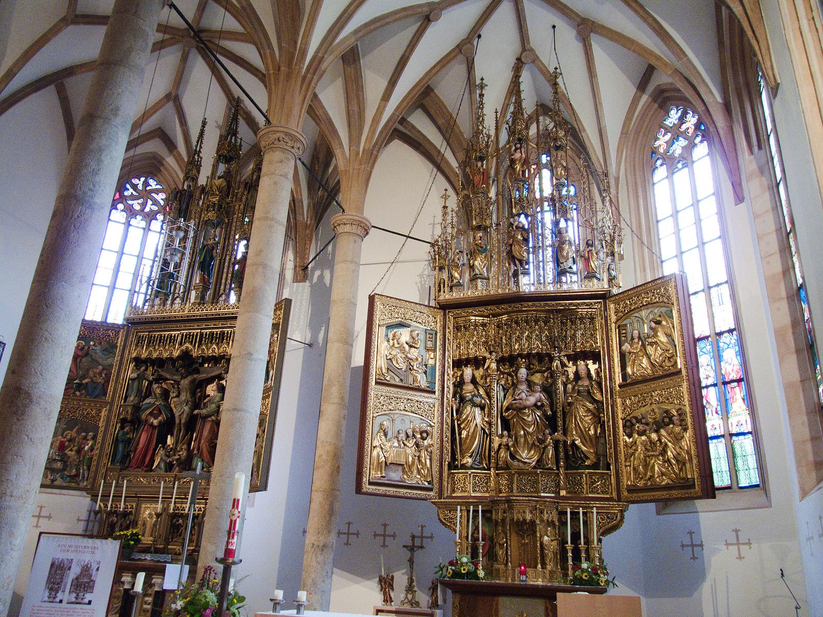 Hallstatt_-_Pfarrkirche_Maria_Himmelfahrt_Interier_Altar