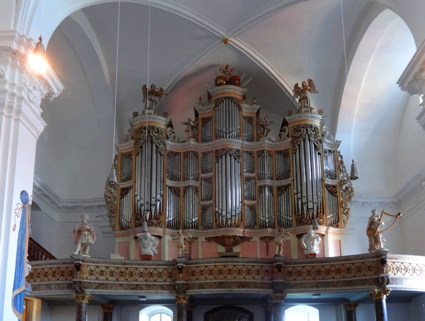 Die Treutmann-Orgel in der Stiftskirche St. Georg in Grauhof bei Goslar mit 42 Registern und rund 2 500 Pfeifen auf drei Manualen und dem Pedal erweist sich heute wieder besonders geeignet für die Interpretation des umfangreichen kompositorischen Werkes von Johann Sebastian Bach. Der große Leipziger Thomas-Kantor liebte vor allem die ihm aus seiner thüringischen Heimat vertrauten Streicher-Register. Bach-Interpreten, die den Klangvorstellungen des Meisters nahe kommen wollen, schätzen daher die Grauhofer Orgel besonders.