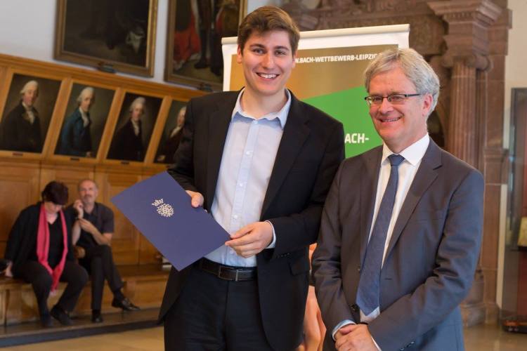 Der 1. Preisträger im Fach Gesang beim Bach-Wettbewerb 2016 - Patrick Grahl, mit dem Direktor des Bach-Archivs Prof. Dr. Peter Wollny. Foto. Gert Mothes