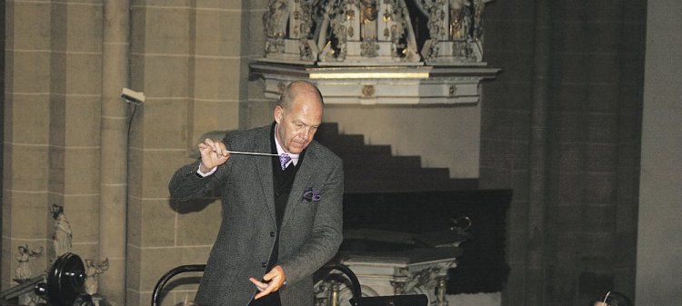 Mit sicherer Hand: Münsterkantor Stefan Kagl leitet das philharmonische Bachorchester und den Münsterchor. Foto: © Tenta